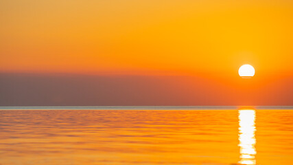 Fototapeta na wymiar sunset on the sea horizon