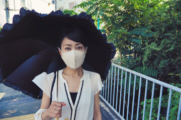 日傘をさす女性