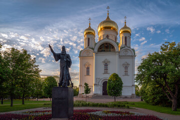 Fototapeta na wymiar The Cathedral of the Holy Great Martyr Catherine and the monument to the Heroes of the First World War in the foreground at dawn in the rays of the rising sun, Pushkin, St. Petersburg, Russia