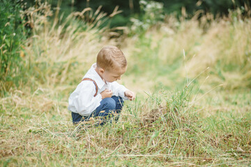 little boy is playing in the outdoor