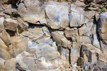 a close-up with a rocky wall in a quarry