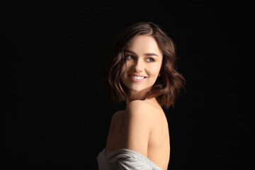 Naklejka premium Beautiful young woman on dark background