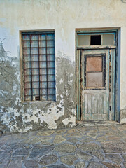 Ono i drzwi w starym budynku - obrazy, fototapety, plakaty