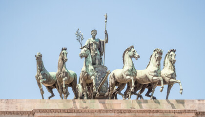 Obraz premium Sempione Park, Arch of Peace. sculptural group of six horses pulling Eirene, Goddess of Peace, on a chariot, entering the city of Milan,Italy.