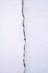 Arrière plan, fissure dans un mur blanc