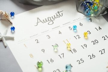 8月のカレンダーと色とりどりのビー玉