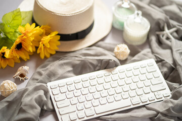 PCのキーボードとひまわり