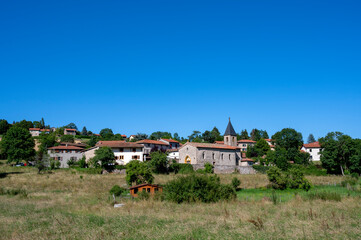 Paysage des Monts du Lyonnais en été autour du village de Montrottier dans le département du Rhône en France