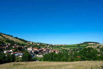 Fototapeta na wymiar Paysage des Monts du Lyonnais en été autour du village de Saint-Julien-sur Bibost dans le département du Rhône en France