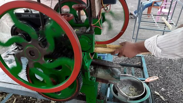 Juicer or machine for juicing sugarcane. The process of extracting juice from sugar cane