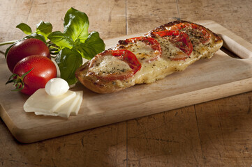 Snack, Pizza, Imbiss, Käse, Tomate, Mozzarella, Basilikum, überbacken, Holzbrett, Belag, überbacken