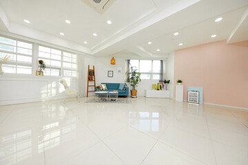 넓고 깨끗한 창문이 있는 넓은 거실