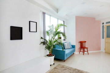 넓고 깨끗한 창문이 있는 넓은 거실