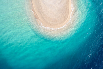 Smaragdblaue Lagune im Ozean