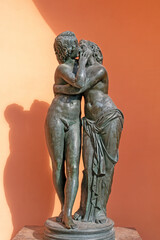 Obraz premium Saint Petersburg: Sculpture of antique Lovers. Passion