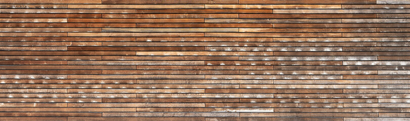 Verwitterte braune Panorama Holzwand aus horizontalen Latten in verschiedenen Farbtönen