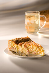 Zwiebelkuchen, Salzkuchen, Snack, Schnitte, Imbiss, Zwiebelkuchen, Salzkuchen, Speck, Speckwürfel, Teller, Gabel, Belag, überbacken