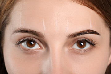 Naklejka premium Woman during eyebrow tinting procedure, closeup view