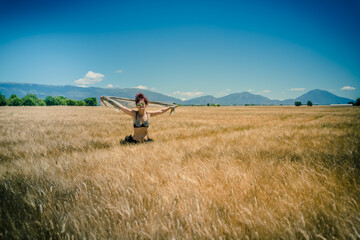 Fototapeta na wymiar Femme dans un champ de blé sur le plateau de Valensole
