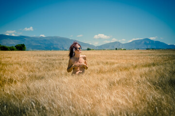 Femme dans un champ de bl&eacute; sur le plateau de Valensole