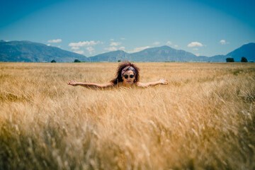 Femme dans un champ de bl&eacute; sur le plateau de Valensole