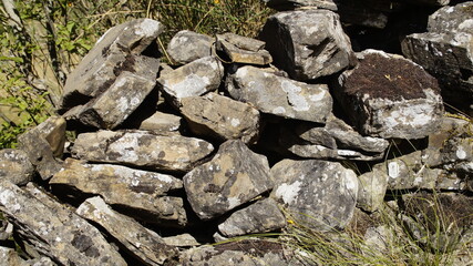 Rocce lungo il sentiero 309bis da ville di Parchiule al poggio dell'appione