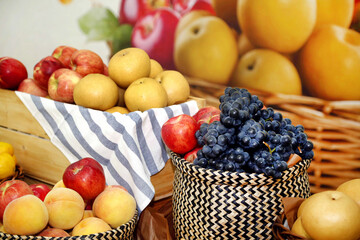 포도, 복숭아, 배, 키위 등의 신선한 많은 과일