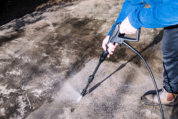 high pressure washer cleaning backyard or driveway concrete paving, DIY and home improvement