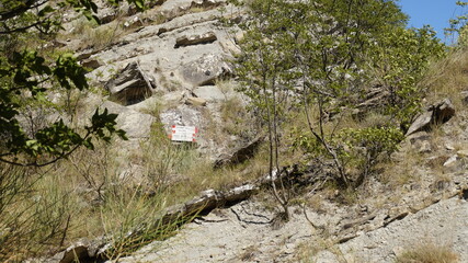 Rocce lungo il sentiero 309bis da ville di Parchiule al poggio dell'appione