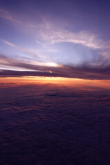 Fototapeta na wymiar 雲上の旅客機から眺めるマジックアワーの美しい夕焼け