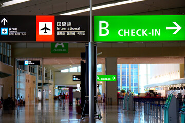 沖縄那覇空港国際線ターミナルのチェックイン表示と国際線国内線案内の看板標識 - obrazy, fototapety, plakaty