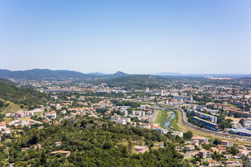 Fototapeta premium Vue ensoleillée sur la ville d'Alès depuis Notre-Dame-des-Mines (Occitanie, France)
