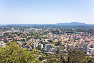 Vue ensoleillée sur la ville d'Alès depuis Notre-Dame-des-Mines (Occitanie, France)