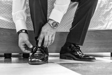 atandose los zapatos el dia de la boda