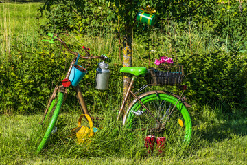Dekoriation mit altem Fahrrad im Garten