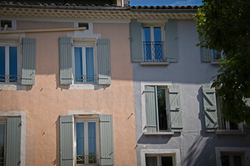Fototapeta na wymiar façade de maisons du sud de la France