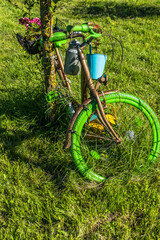 Naklejka na ściany i meble Dekoriation mit altem Fahrrad im Garten