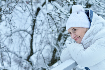 Obraz premium Happy beautiful senior woman in warm hat