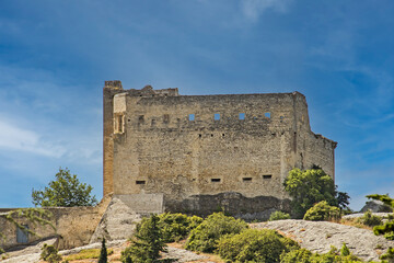 Fototapeta na wymiar vue du château Comtal à Vaison-la-Romaine 