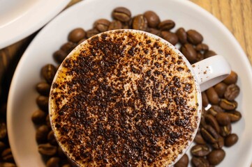 capuchino con granos de café y chocolate para tomar café, capuchino, capuccino, white milk, latte.  Una espuma de leche para tomar en desayuno y/o merienda o para almuerzo y cena