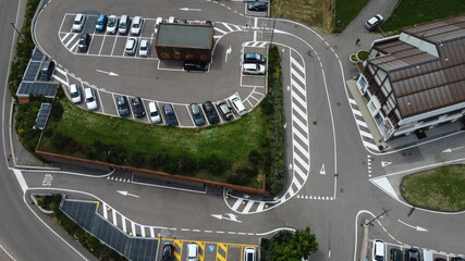 strada parcheggio indicazioni stradali strisce pedonali sicurezza stradale 