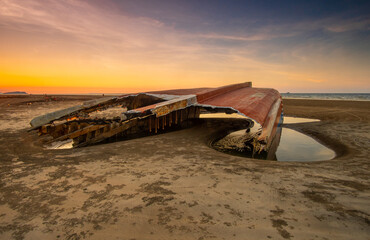 the sunken part of the ship was stranded on the beach