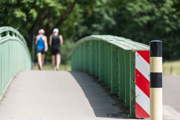 Jogger auf einer Brücke in Köln