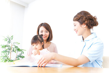 病院で診察を受ける子どもとお母さん