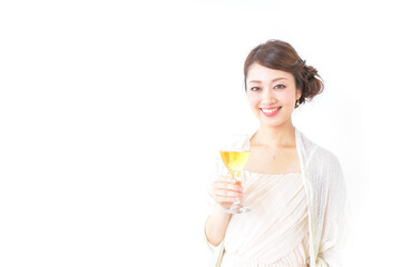お酒を飲む女性