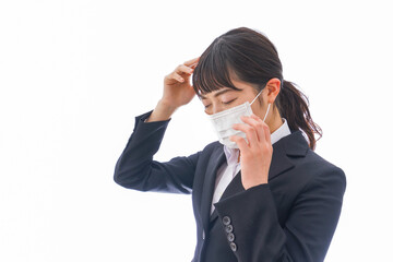 朝食をつくる若い女性