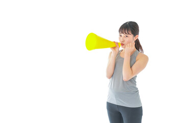 スポーツの応援をする若い女性