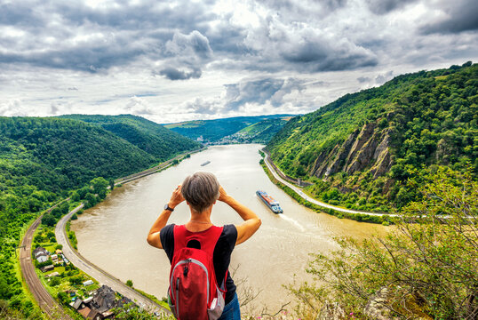 Frau fotografiert von der Felsenkanzel bei der Loreley rheinaufw&auml;rts nach Oberwesel