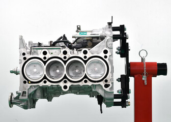 エンジンスタンドで整備中のエンジン