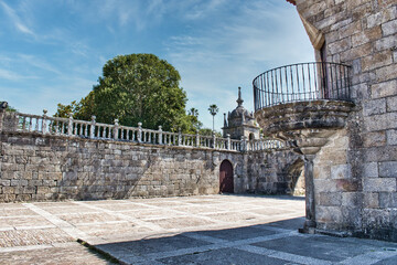 Balcón circular en una esquina del palacio de Feriñans en la villa de Cambados, España